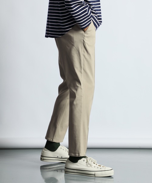 The DUFFER of ST.GEORGE（ザダファーオブセントジョージ）の「【WEB限定アイテム】「GUM STRETCH」CENTER CREASE TAPERED PANTS：超伸縮「ガムストレッチ」センタークリース ピンタック テーパードパンツ（チノパンツ・メンズ・ネイビー/ブラック/グレイッシュベージュ/チャコールグレー・MEDIUM/SMALL/X-LARGE/LARGE）」の9枚目の写真