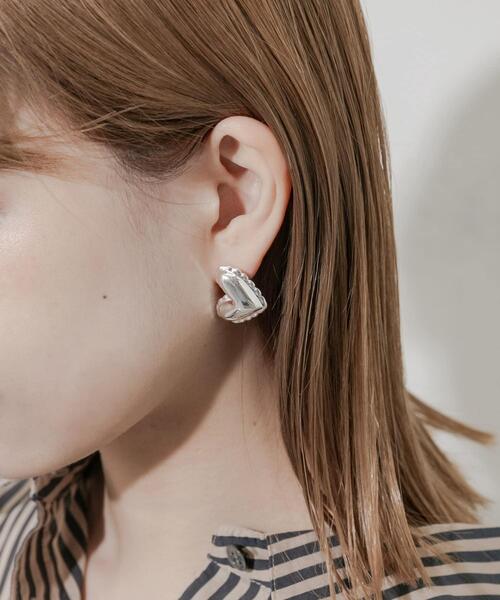 SMELLY(スメリー)の「プックリメタルハートピアス(ピアス(両耳用)・レディース・シルバー・-)」の3枚目の写真