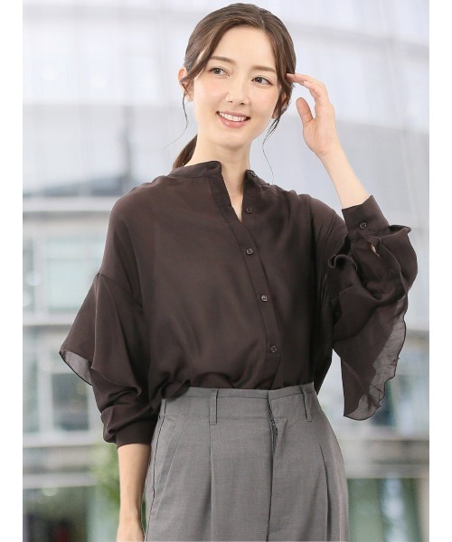 m.f.editorial（エムエフエディトリアル）の「【ややゆったり 袖フリル】m.f.エディトリアルレディース  マオカラー ブラウス（シャツ/ブラウス・レディース・カーキ/ブラウン・MEDIUM）」の2枚目の写真