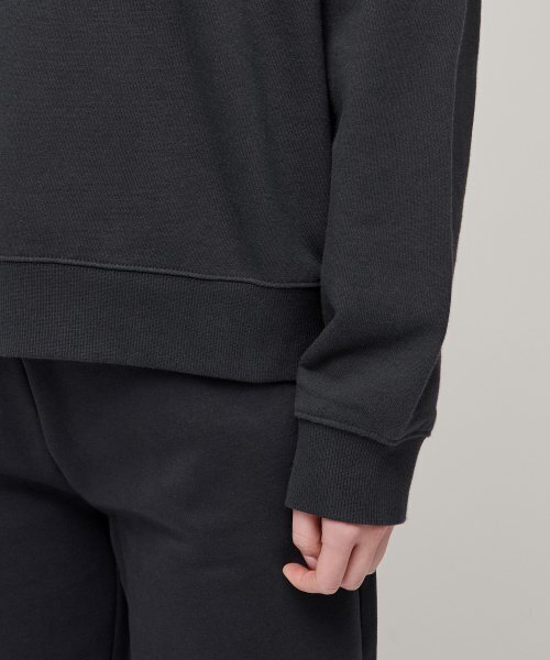 MUSINSA STANDARD WOMAN（ムシンサスタンダードウーマン）の「ウィメンズセミオーバーサイズスウェットシャツ[ダークグレー]（スウェット・レディース・その他・SMALL/MEDIUM/LARGE/X-SMALL）」の6枚目の写真