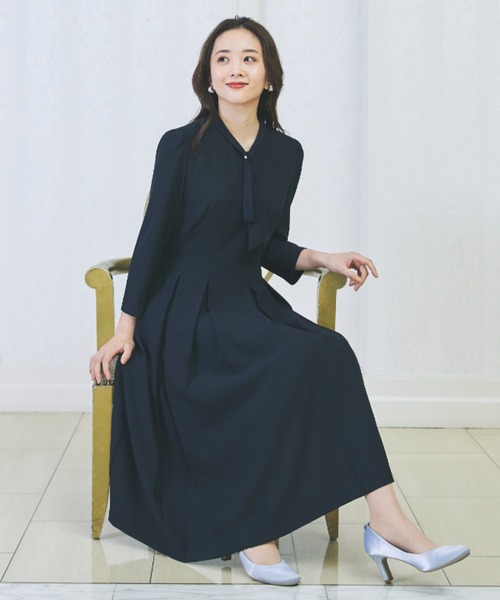 AOYAMA(アオヤマ)の「【WEB限定】ボウタイ付きボックスプリーツワンピース(ワンピース・レディース・ネイビー/ブラック/ベージュ・L/LL/S/M)」の3枚目の写真