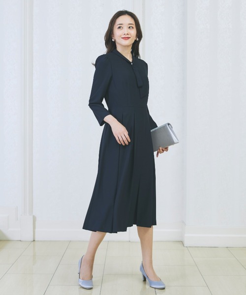 AOYAMA(アオヤマ)の「【WEB限定】ボウタイ付きボックスプリーツワンピース(ワンピース・レディース・ネイビー/ブラック/ベージュ・L/LL/S/M)」の7枚目の写真