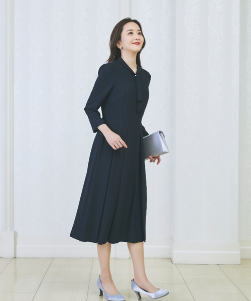 AOYAMA(アオヤマ)の「【WEB限定】ボウタイ付きボックスプリーツワンピース(ワンピース・レディース・ネイビー/ブラック/ベージュ・L/LL/S/M)」の9枚目の写真