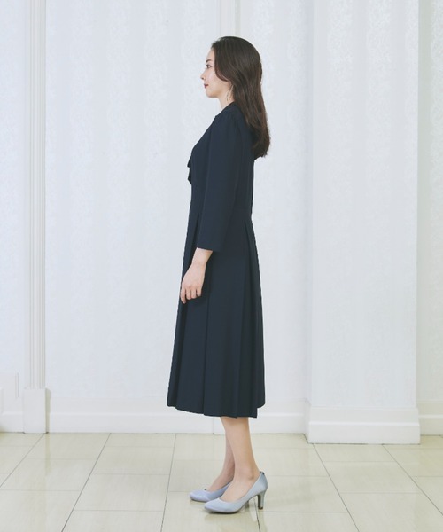 AOYAMA(アオヤマ)の「【WEB限定】ボウタイ付きボックスプリーツワンピース(ワンピース・レディース・ネイビー/ブラック/ベージュ・L/LL/S/M)」の12枚目の写真