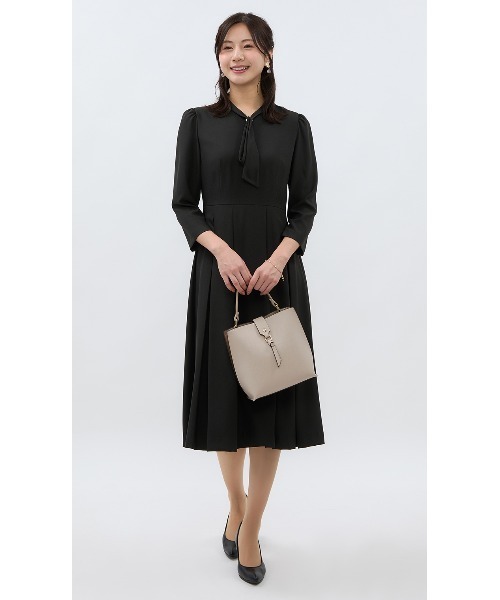AOYAMA(アオヤマ)の「【WEB限定】ボウタイ付きボックスプリーツワンピース(ワンピース・レディース・ネイビー/ブラック/ベージュ・L/LL/S/M)」の6枚目の写真