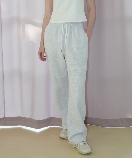 VEM.VER(ベンバー)の「Basic Ribbon Embroidered Sweatpants_Grey(スウェットパンツ・レディース・グレー・FREE)」の1枚目の写真