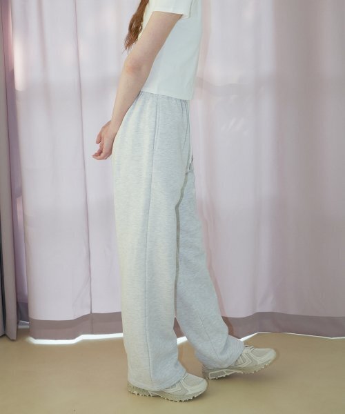 VEM.VER(ベンバー)の「Basic Ribbon Embroidered Sweatpants_Grey(スウェットパンツ・レディース・グレー・FREE)」の3枚目の写真