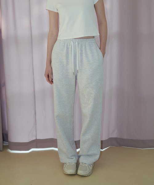VEM.VER(ベンバー)の「Basic Ribbon Embroidered Sweatpants_Grey(スウェットパンツ・レディース・グレー・FREE)」の4枚目の写真