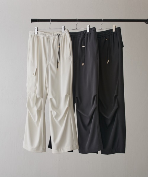 CULLNI（クルニ）の「【CULLNI exclusive for Lui's】イージーカーゴパンツ（カーゴパンツ・メンズ・キナリ/ブラック/チャコールグレー・1/2）」の4枚目の写真