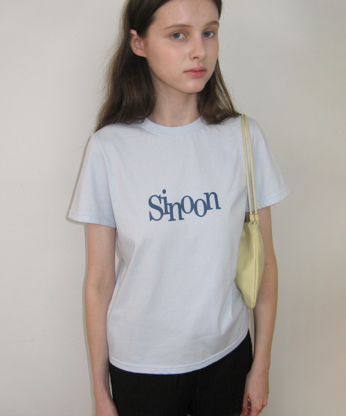 SINOON（シヌーン）の「Sinoon Signature Logo T-Shirts (Sky Blue)（Tシャツ/カットソー・レディース・スカイブルー・S/M）」の2枚目の写真