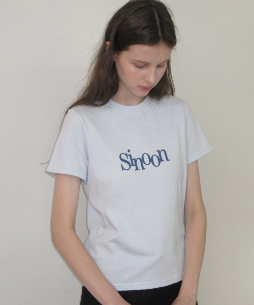 SINOON（シヌーン）の「Sinoon Signature Logo T-Shirts (Sky Blue)（Tシャツ/カットソー・レディース・スカイブルー・S/M）」の3枚目の写真