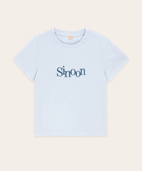 SINOON（シヌーン）の「Sinoon Signature Logo T-Shirts (Sky Blue)（Tシャツ/カットソー・レディース・スカイブルー・S/M）」の4枚目の写真