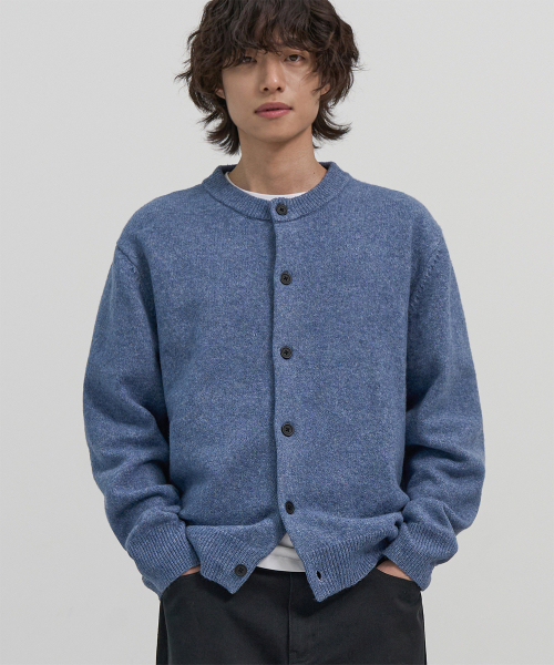 EXCONTAINER(エックスコンテナ)の「ミニマルボタンラウンドネッククロップカーディガン (BLUE)(カーディガン/ボレロ・メンズ・その他・X-LARGE/LARGE/MEDIUM)」の1枚目の写真