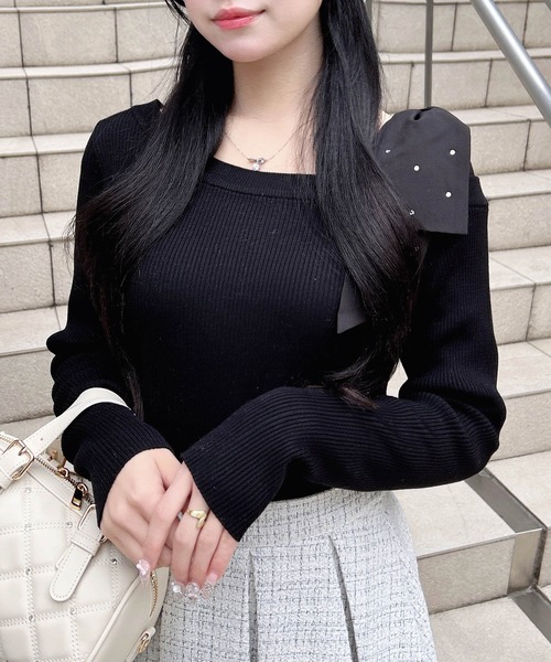 INGNI(イング)の「ワンショルビジュー付肩リボンニット(ニット/セーター・レディース・オフホワイト/ブラック/グレー・M)」の1枚目の写真