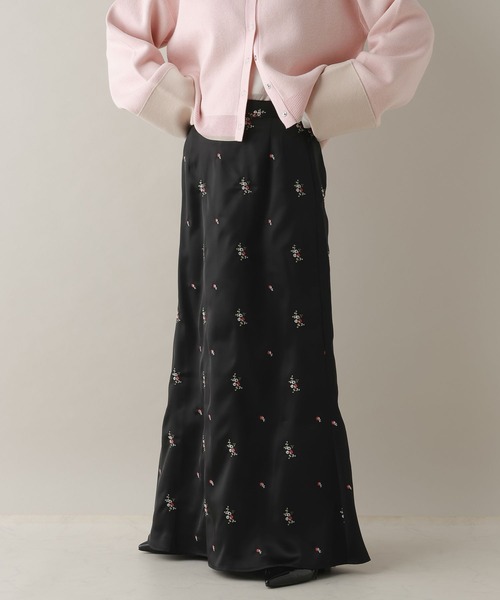 RAGEBLUE（レイジブルー）の「フラワー刺繍サテンロングスカート（スカート・レディース・イエロー/ブラック・FREE）」の2枚目の写真