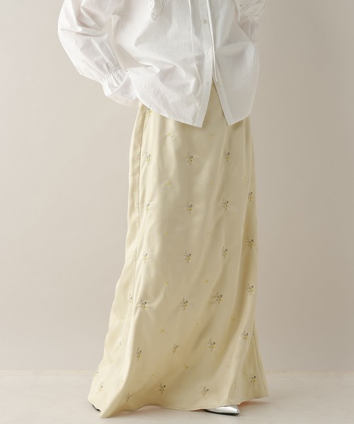 RAGEBLUE（レイジブルー）の「フラワー刺繍サテンロングスカート（スカート・レディース・イエロー/ブラック・FREE）」の15枚目の写真