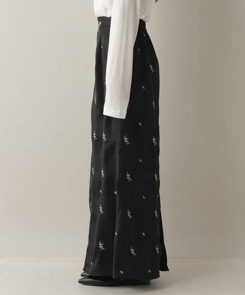 RAGEBLUE（レイジブルー）の「フラワー刺繍サテンロングスカート（スカート・レディース・イエロー/ブラック・FREE）」の8枚目の写真