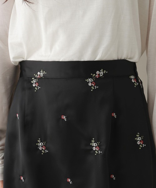RAGEBLUE（レイジブルー）の「フラワー刺繍サテンロングスカート（スカート・レディース・イエロー/ブラック・FREE）」の6枚目の写真