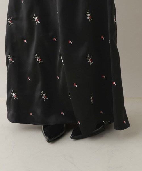 RAGEBLUE（レイジブルー）の「フラワー刺繍サテンロングスカート（スカート・レディース・イエロー/ブラック・FREE）」の4枚目の写真