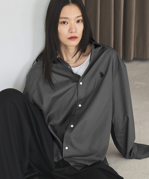 U.S. POLO ASSN.（ユーエスポロアッスン）の「U.S. POLO ASSN. ワンポイント刺繍ブロードレギュラーカラーシャツ（シャツ/ブラウス・メンズ・ホワイト/チャコール/ブルー・S/M/L）」の2枚目の写真