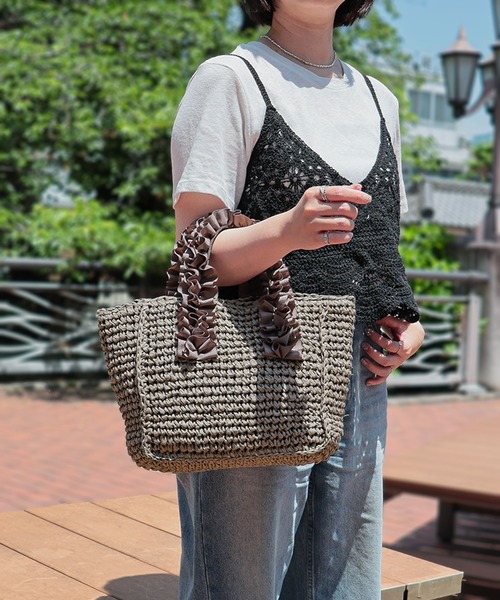 T・S・L(ティーエスエル)の「ハンドルフリルペーパートートバッグ(かごバッグ・レディース・モカ/ブラック/ピンクベージュ・FREE)」の1枚目の写真