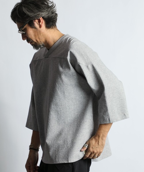 The DUFFER of ST.GEORGE(ザダファーオブセントジョージ)の「〔BLACK LABEL〕SORONA PONTE FOOTBALL V-NECK TEE:ソロナブレンド ポンチ フットボール VネックTEE(Tシャツ/カットソー・メンズ・グレー/ホワイト/ブラック・X-LARGE/LARGE/MEDIUM)」の1枚目の写真