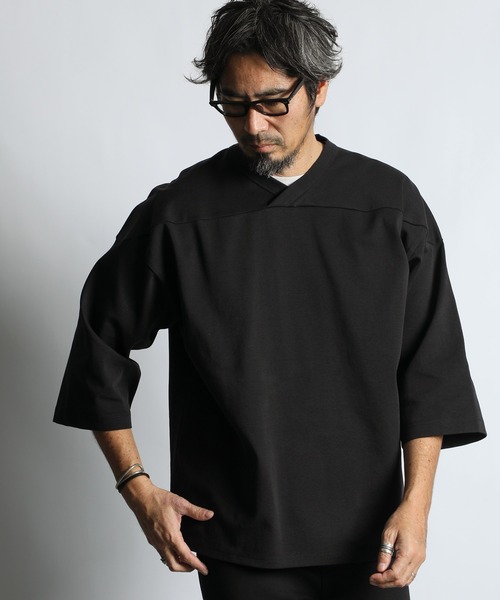 The DUFFER of ST.GEORGE(ザダファーオブセントジョージ)の「〔BLACK LABEL〕SORONA PONTE FOOTBALL V-NECK TEE:ソロナブレンド ポンチ フットボール VネックTEE(Tシャツ/カットソー・メンズ・グレー/ホワイト/ブラック・X-LARGE/LARGE/MEDIUM)」の3枚目の写真