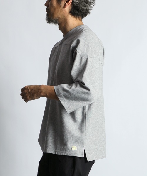 The DUFFER of ST.GEORGE(ザダファーオブセントジョージ)の「〔BLACK LABEL〕SORONA PONTE FOOTBALL V-NECK TEE:ソロナブレンド ポンチ フットボール VネックTEE(Tシャツ/カットソー・メンズ・グレー/ホワイト/ブラック・X-LARGE/LARGE/MEDIUM)」の17枚目の写真