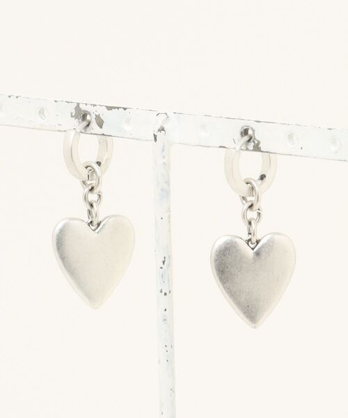 ALLSAINTS(オールセインツ)の「LIA HEART HUGGIE EARRINGS | LIA ハート ハギ― イヤリング・ピアス(ピアス(両耳用)・レディース・シルバー系その他・ONE SIZE)」の7枚目の写真