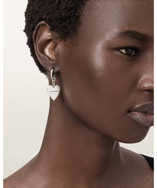 ALLSAINTS(オールセインツ)の「LIA HEART HUGGIE EARRINGS | LIA ハート ハギ― イヤリング・ピアス(ピアス(両耳用)・レディース・シルバー系その他・ONE SIZE)」の2枚目の写真