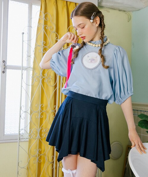 mmts(マミタス)の「ルビー ワンポイント フリルブラウス(シャツ/ブラウス・レディース・サックスブルー/ブラック・ONE SIZE)」の2枚目の写真