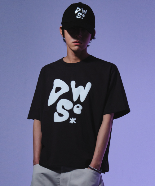 DWSE(ディーダブリューエスイー)の「ラウンドロゴTシャツ(チャコール)(Tシャツ/カットソー・メンズ・その他・MEDIUM/LARGE)」の2枚目の写真