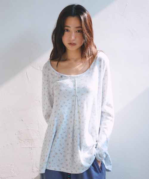 OAFISH(オアフィッシュ)の「Floral Tuck Longsleeve, Sky Blue(Tシャツ/カットソー・レディース・その他・FREE)」の1枚目の写真