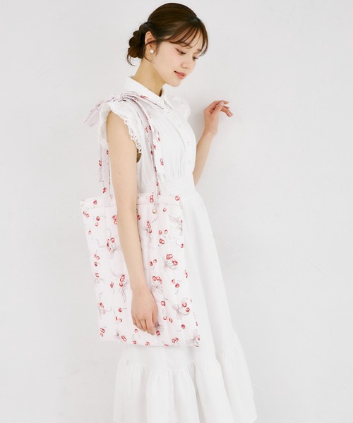 tocco closet(トッコ クローゼット)の「チェリー×リボンプリントショルダーリボントートバック(トートバッグ・レディース・ブルー/ピンク・M)」の17枚目の写真