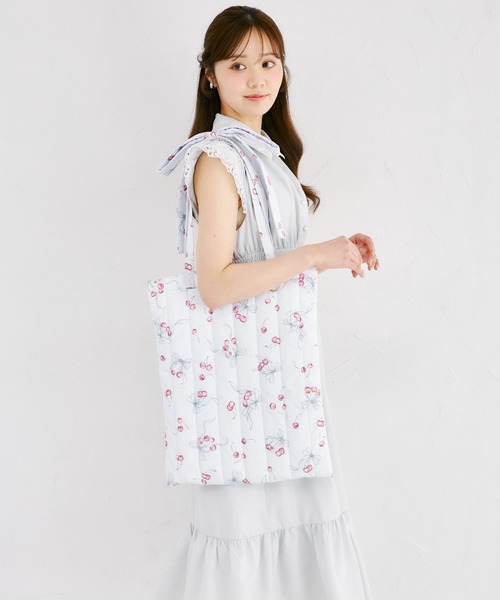 tocco closet(トッコ クローゼット)の「チェリー×リボンプリントショルダーリボントートバック(トートバッグ・レディース・ブルー/ピンク・M)」の14枚目の写真