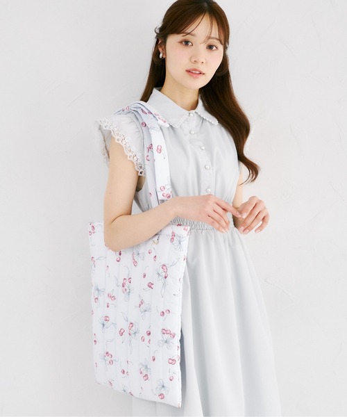 tocco closet(トッコ クローゼット)の「チェリー×リボンプリントショルダーリボントートバック(トートバッグ・レディース・ブルー/ピンク・M)」の13枚目の写真