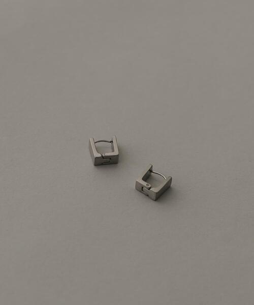 SMELLY(スメリー)の「ステンレススクエアピアス(ピアス(両耳用)・メンズ・シルバー・-)」の1枚目の写真