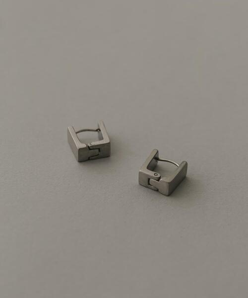 SMELLY(スメリー)の「ステンレススクエアピアス(ピアス(両耳用)・メンズ・シルバー・-)」の2枚目の写真