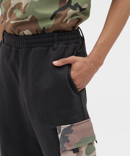 AVIREX（アヴィレックス）の「《直営店限定》 SWEAT CAMO CARGO SHORTS /  スウェット カモ カーゴ ショーツ / AVIREX / アヴィレックス（スウェットパンツ・メンズ・ブラック/グレー・LARGE/MEDIUM/X-LARGE）」の4枚目の写真