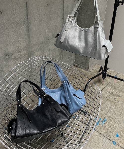 PAGEBOY(ページボーイ)の「【500mlペットボトル収納可能】ハトメベルトポケットバッグ(ハンドバッグ・レディース・ブルー/シルバー/ブラック・FREE)」の4枚目の写真