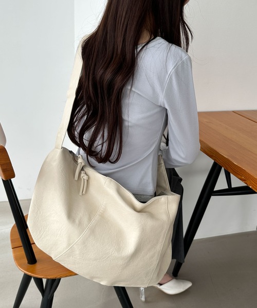 WEGO(ウィゴー)の「WEGO/【26年春夏新作】ハーフムーンデザインBIGショルダー(ショルダーバッグ・レディース・オフホワイト/ブラック/ブラウン・FREE)」の4枚目の写真