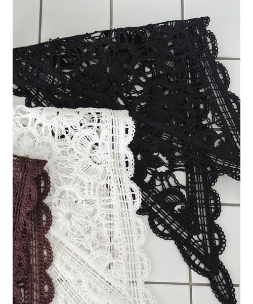 LAGUNAMOON（ラグナムーン）の「ニットレース刺繍スカーフ（その他ヘアアクセサリー・レディース・ホワイト/ブラック・FREE）」の2枚目の写真