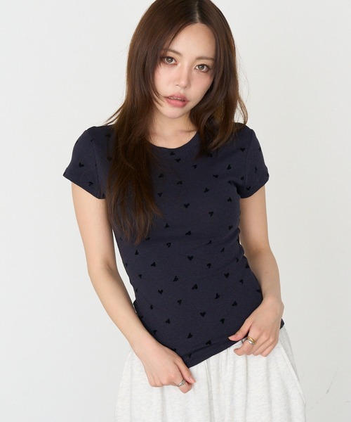 RAY CASSIN(レイカズン)の「ハート柄コンパクトTシャツ(Tシャツ/カットソー・レディース・ホワイト/ベージュ/ネイビー/グレー・FREE)」の4枚目の写真