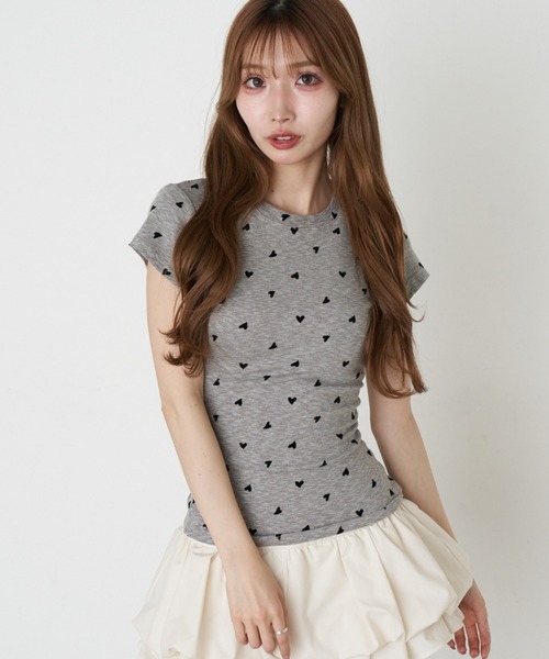 RAY CASSIN(レイカズン)の「ハート柄コンパクトTシャツ(Tシャツ/カットソー・レディース・ホワイト/ベージュ/ネイビー/グレー・FREE)」の3枚目の写真