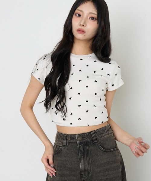 RAY CASSIN(レイカズン)の「ハート柄コンパクトTシャツ(Tシャツ/カットソー・レディース・ホワイト/ベージュ/ネイビー/グレー・FREE)」の2枚目の写真