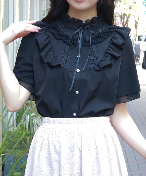axes femme(アクシーズファム)の「レース切替フリルスタンドブラウス(シャツ/ブラウス・レディース・ホワイト/イエロー/ブラック・FREE)」の1枚目の写真