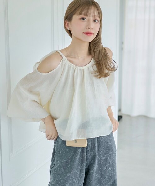 Kastane（カスタネ）の「【S.Lサイズ展開】カットアウトブラウス（シャツ/ブラウス・レディース・アイボリー/ブラック・SMALL/LARGE）」の4枚目の写真