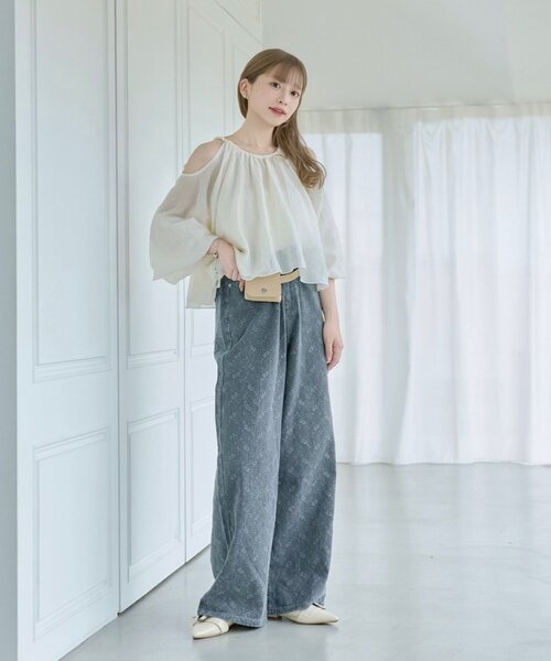 Kastane（カスタネ）の「【S.Lサイズ展開】カットアウトブラウス（シャツ/ブラウス・レディース・アイボリー/ブラック・SMALL/LARGE）」の8枚目の写真