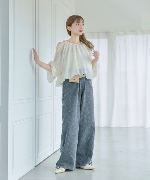 Kastane（カスタネ）の「【S.Lサイズ展開】カットアウトブラウス（シャツ/ブラウス・レディース・アイボリー/ブラック・SMALL/LARGE）」の9枚目の写真