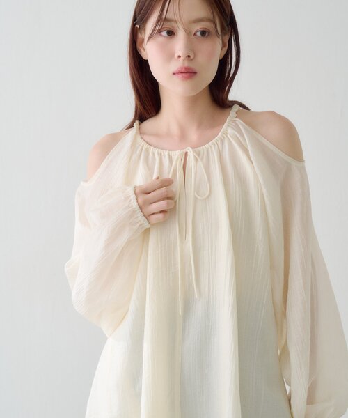 Kastane（カスタネ）の「【S.Lサイズ展開】カットアウトブラウス（シャツ/ブラウス・レディース・アイボリー/ブラック・SMALL/LARGE）」の10枚目の写真